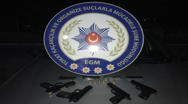 Otomobilde 4 tabanca ele geçirildi