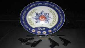 Otomobilde 4 tabanca ele geçirildi