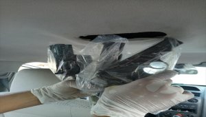 Otomobilin tavanından silah dolu poşet çıktı