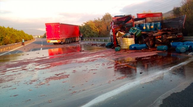 Otoyola dökülen asit trafiği aksattı