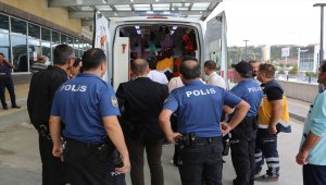 Polis ve sağlık ekiplerine saldıran kişi vurularak etkisiz hale getirildi