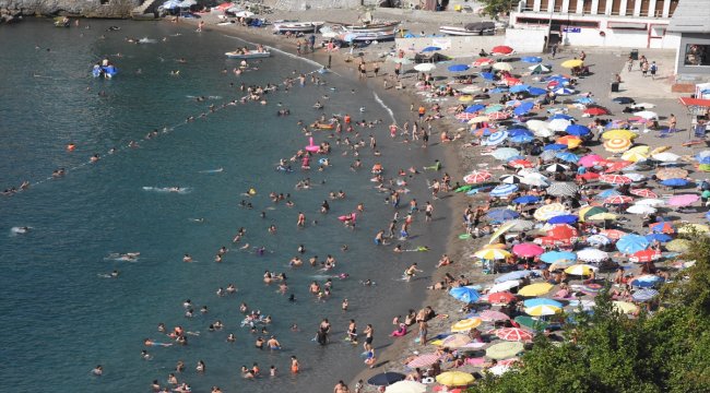Sıcaktan bunalanlar plajlara akın etti
