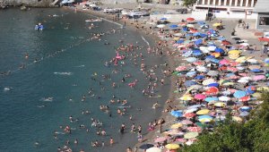 Sıcaktan bunalanlar plajlara akın etti