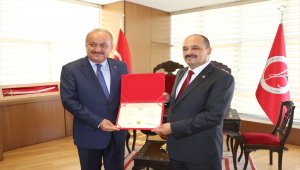 Siyasetçiler yüksek lisans diplomalarını aldı