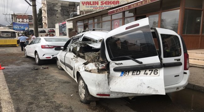 Trabzon'da belediye otobüsü refüje ve araçlara çarptı: 4 yaralı