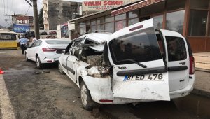 Trabzon'da belediye otobüsü refüje ve araçlara çarptı: 4 yaralı