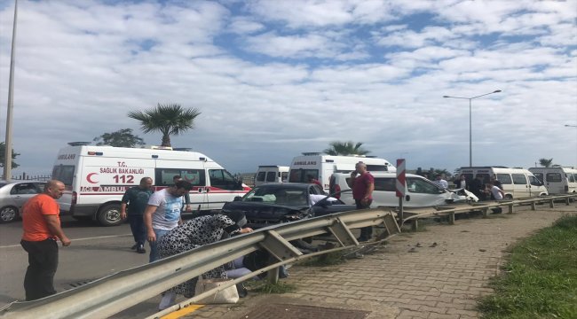 Trabzon'da otomobil ile hafif ticari araç çarpıştı: 2 yaralı