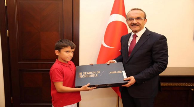 Vali, küçük çocuğun bilgisayar hayalini gerçekleştirdi