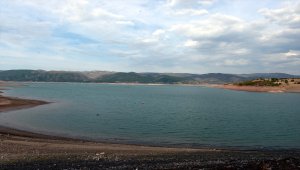 Almus Barajı Gölü'nde su seviyesi azaldı