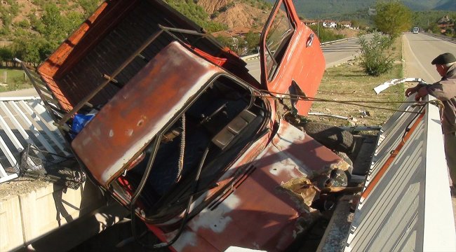 Aracını köprüden düşmesin diye halatla bağladı