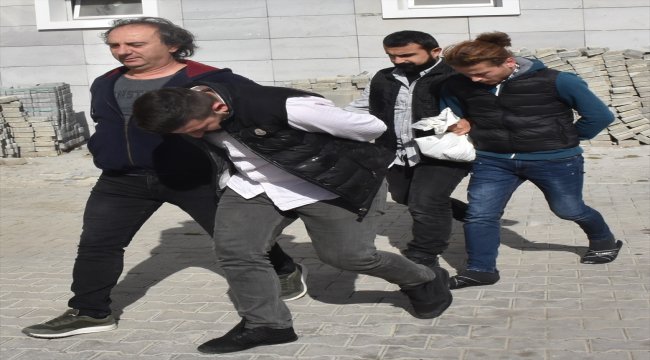 Araçtan atılan poşetten silah ve mühimmat çıktı