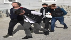 Araçtan atılan poşetten silah ve mühimmat çıktı