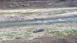 Artvin'de otomobil şarampole devrildi: 2 ölü, 1 yaralı