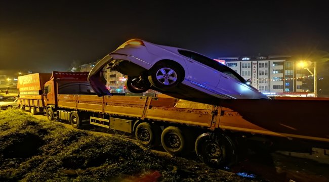 Bartın'da otomobil tırın dorsesine çıktı