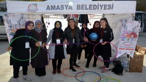 Çocuklar unutulan sokak oyunlarını oynadı