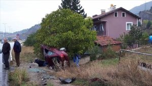 Devrilen otomobildeki iki kişi yaralandı