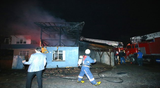 Düzce'de iki katlı ahşap ev yandı