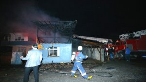 Düzce'de iki katlı ahşap ev yandı