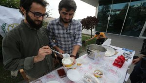 Endonezya'daki depremzedeler yararına mantı açtılar