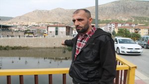 GÜNCELLEME - Nehre düşen araçtaki anne, baba ve bebeği kurtardı