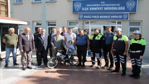 Hatalı sürücüleri uyaran çocuğa bisiklet hediye edildi