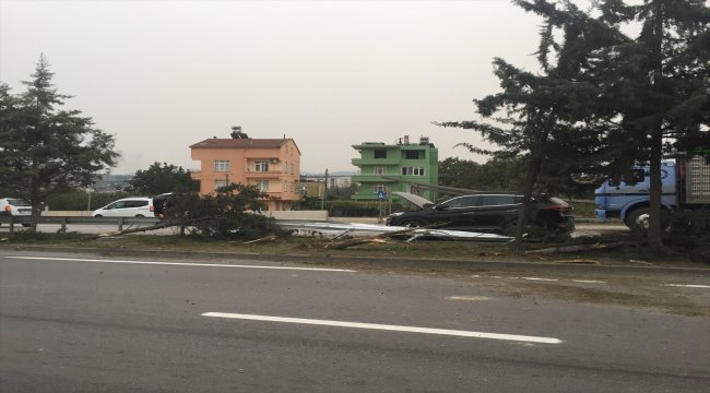 Karşı şeride geçen tır iki araçla çarpıştı: 4 yaralı