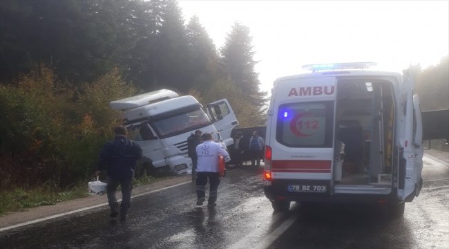 Kaza yapan tırın sürücüsü yaralandı
