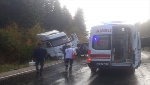 Kaza yapan tırın sürücüsü yaralandı