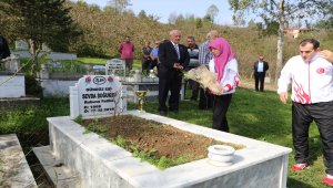 Kazandığı madalya ve kupasını annesinin mezarına götürdü
