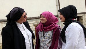 Mahalleliye sadece muhtarlık değil ablalık da yapıyor