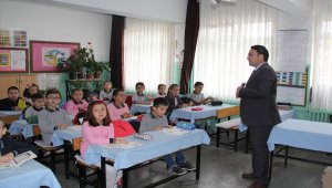 Minik öğrenciler kitap okudu