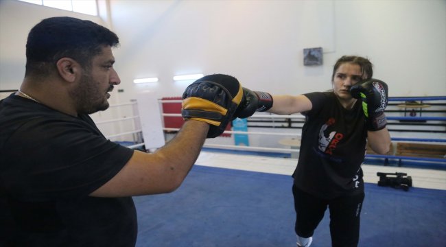 Mutfaktan çıkıp boks, kick boks ve muay thai yapıyor