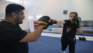 Mutfaktan çıkıp boks, kick boks ve muay thai yapıyor