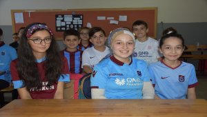 Öğrencilerden Trabzonspor'a formalı destek