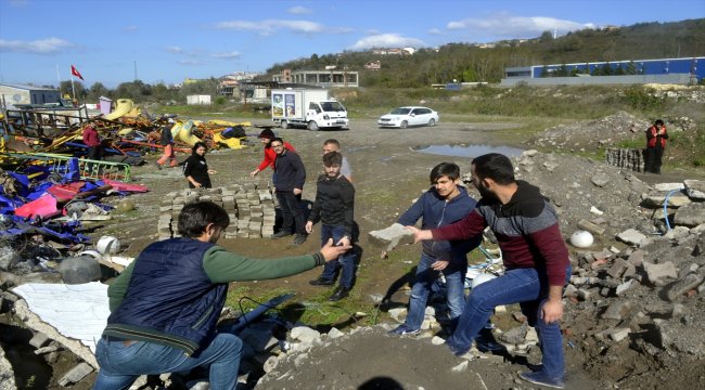 Okul bahçesi için parke taşı topluyorlar