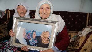Ölümün ayırdığı nineler kardeşlerini unutamıyor