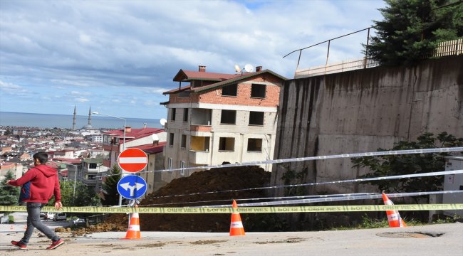 Ordu'daki sağanakta bir okulun bahçe duvarının yıkılması