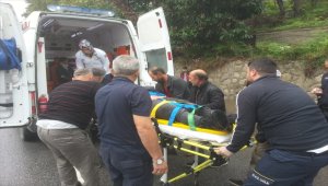 Otomobille duvar arasında sıkışan yolcuyu itfaiye kurtardı