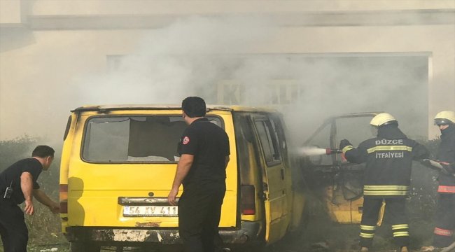 Park halindeki minibüs yandı