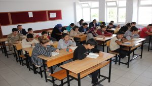 Protokol üyeleri öğrenci ve velilerle kitap okudu