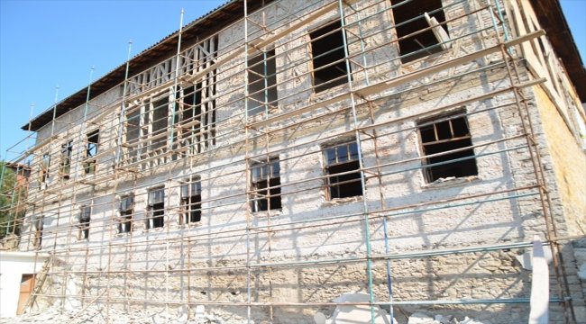 Tarihi okulda restorasyon sürüyor