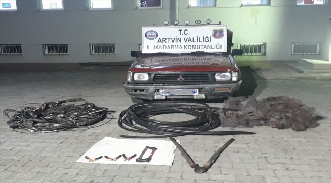 Telekominikasyon kablolarını yakarken yakalandılar
