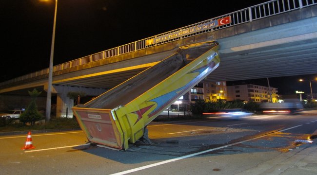 Tırın yolda açılan damperi üst geçide çarptı: 1 yaralı