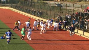 Tribünde çıkan kavga maçı tatil ettirdi