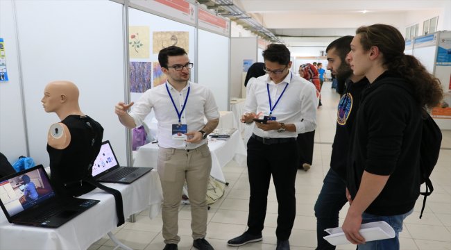 Üniversitelilerden duruş bozukluğuna uyarı veren cihaz