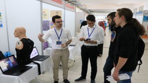 Üniversitelilerden duruş bozukluğuna uyarı veren cihaz