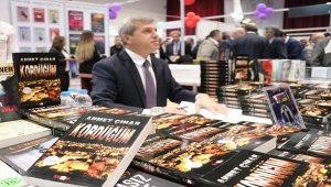 Vali Ahmet Çınar fuarda kitaplarını imzaladı