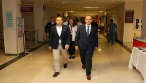 Vali Yavuz'dan tedavi gören şehit annesine ziyaret