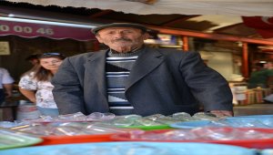 Yarım asırdır ekmeğini bardak satarak kazanıyor