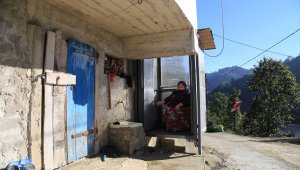 Yürümekte zorlanan eşine asansör yaptı